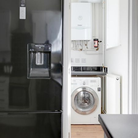Cosy 3 Bedroom House With Free Parking And Wifi Хайт Екстериор снимка