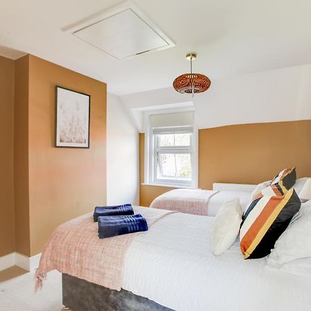 Cosy 3 Bedroom House With Free Parking And Wifi Хайт Екстериор снимка