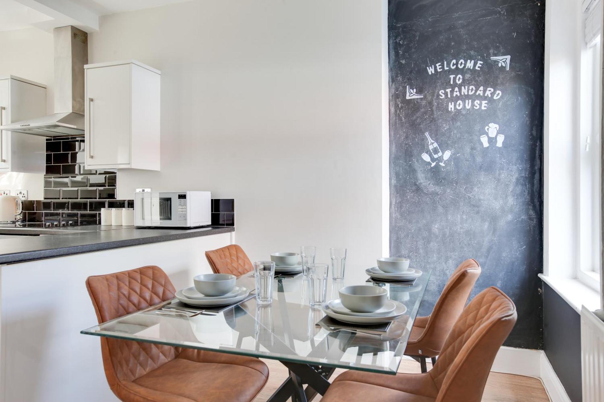 Cosy 3 Bedroom House With Free Parking And Wifi Хайт Екстериор снимка