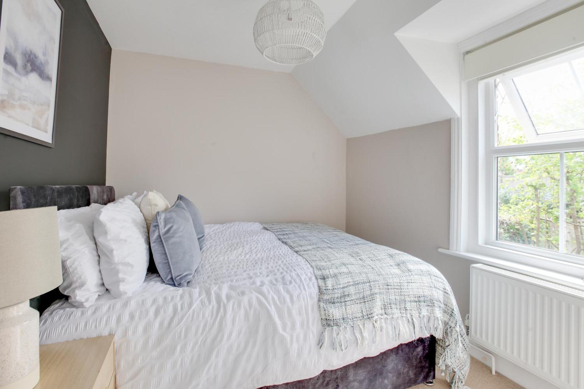 Cosy 3 Bedroom House With Free Parking And Wifi Хайт Екстериор снимка