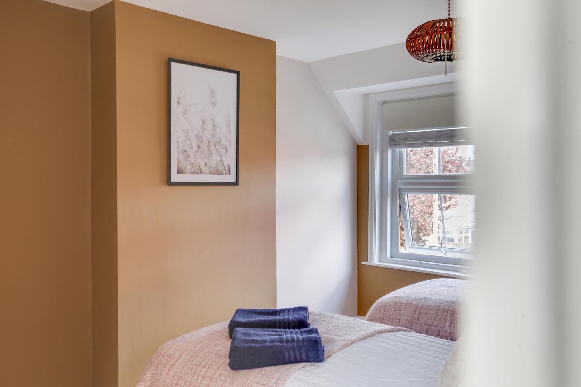 Cosy 3 Bedroom House With Free Parking And Wifi Хайт Екстериор снимка