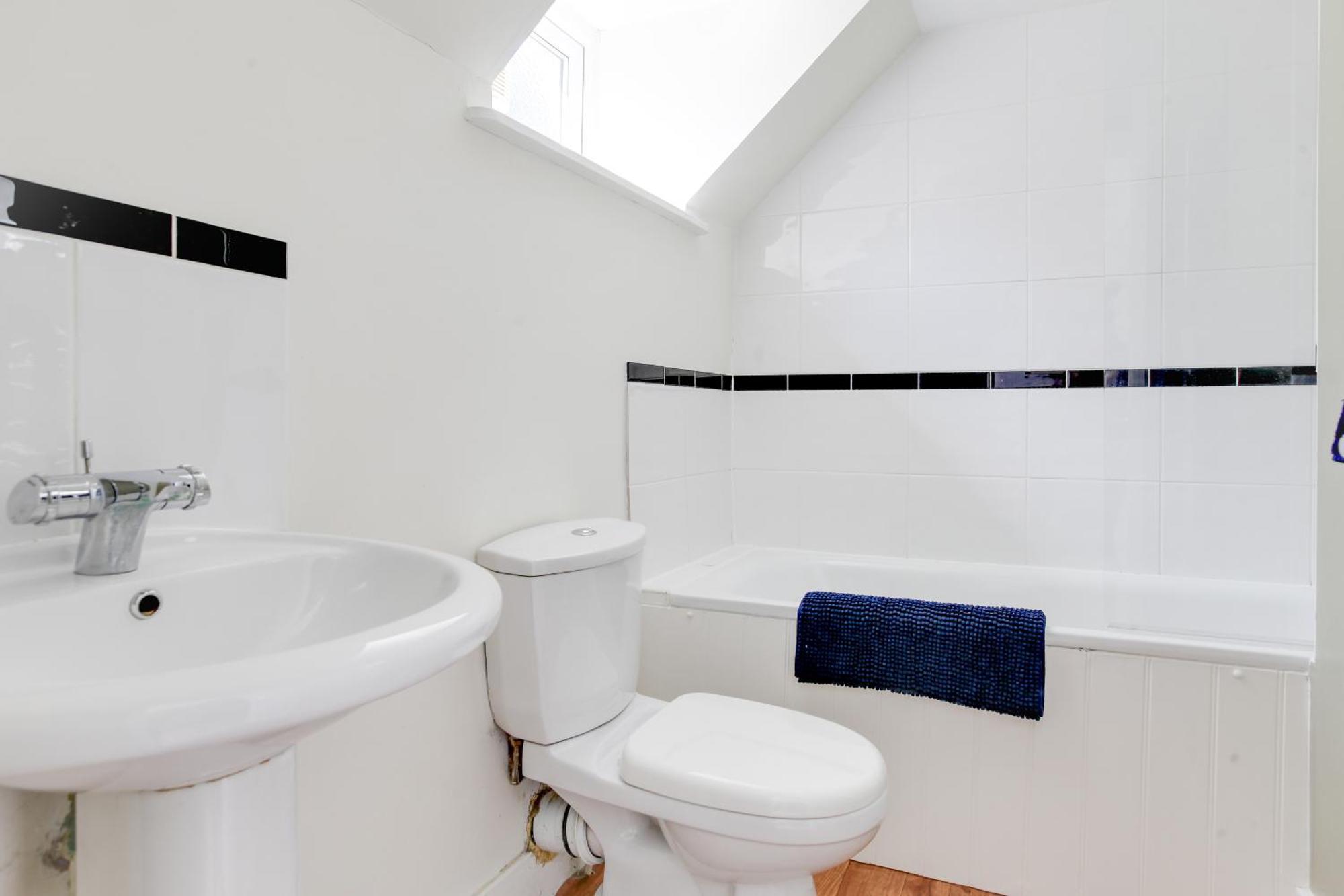 Cosy 3 Bedroom House With Free Parking And Wifi Хайт Екстериор снимка